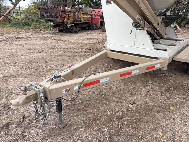 Image of Unverferth Seed Runner 2750 equipment image 4