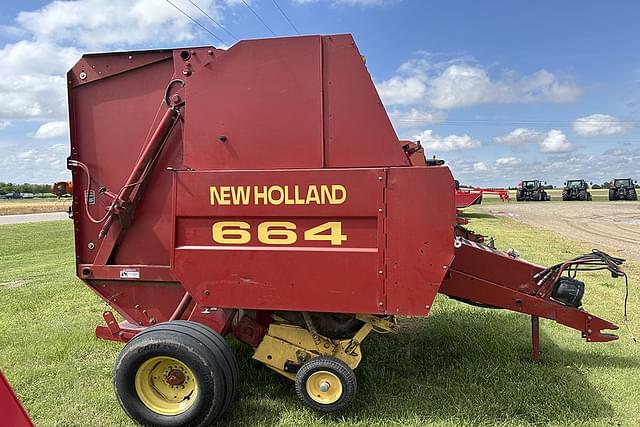 Image of New Holland 664 equipment image 1