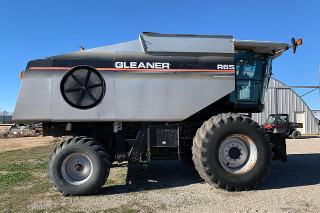 Image of Gleaner R65 equipment image 4