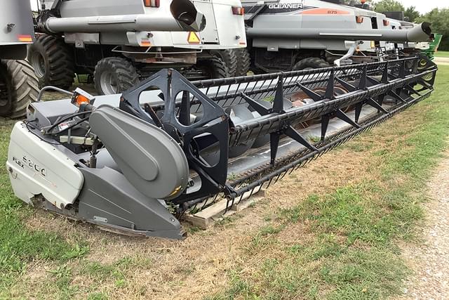 Image of Gleaner 8200 equipment image 2