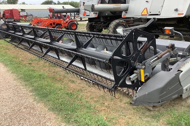 Image of Gleaner 8200 equipment image 1