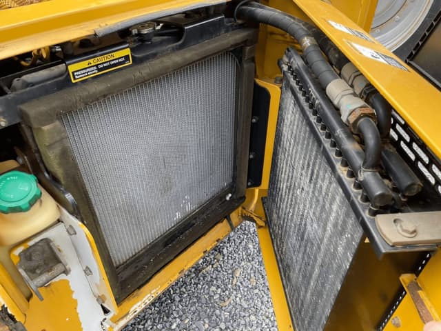 Image of John Deere 320 equipment image 2