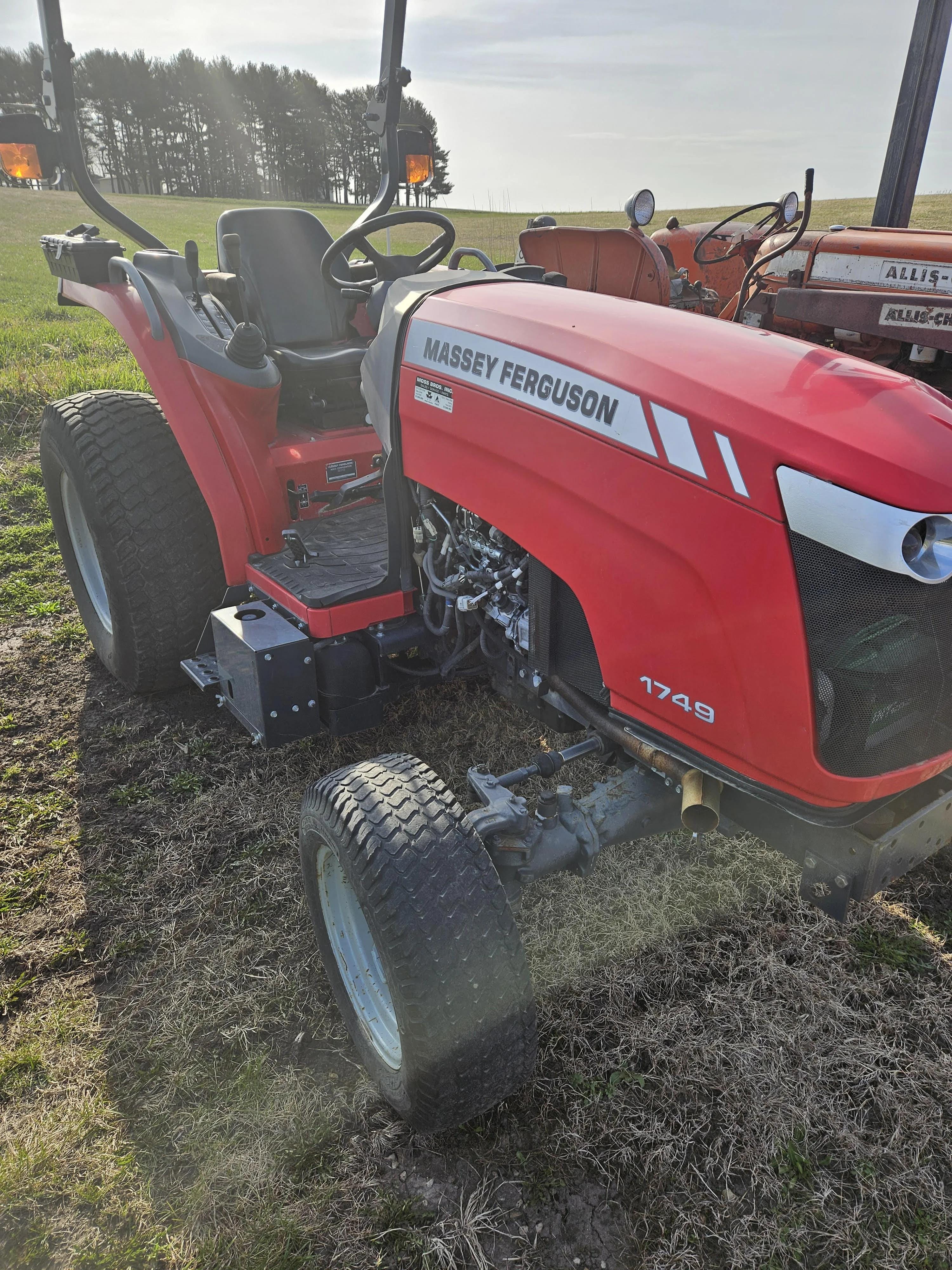 2014 Massey Ferguson 1749 Equipment Image0