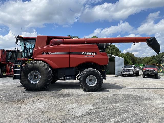 Image of Case IH 8240 equipment image 1