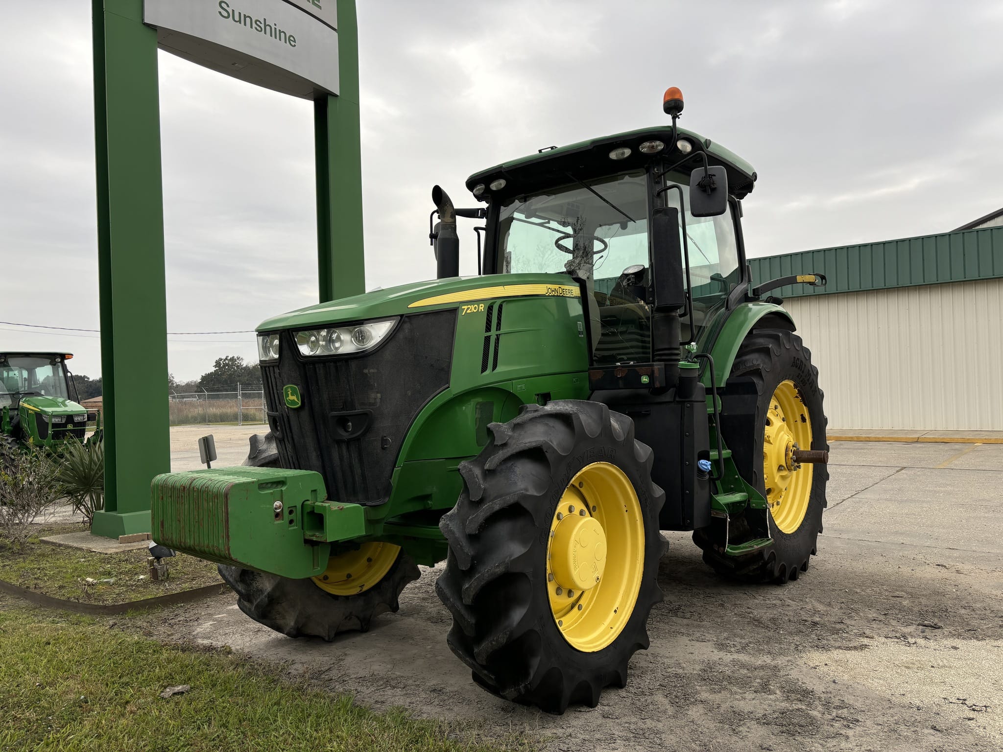 2018 John Deere 7210R Equipment Image0