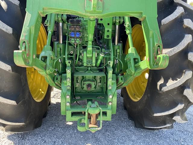 Image of John Deere 8R 230 equipment image 4