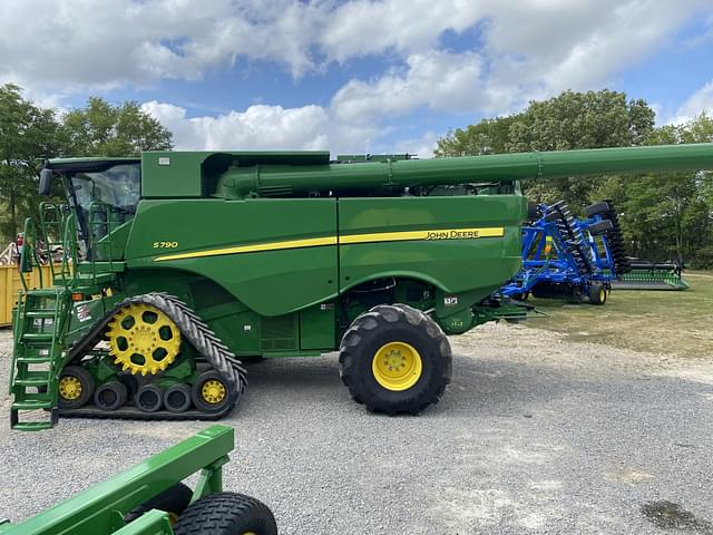 Image of John Deere S790 equipment image 1