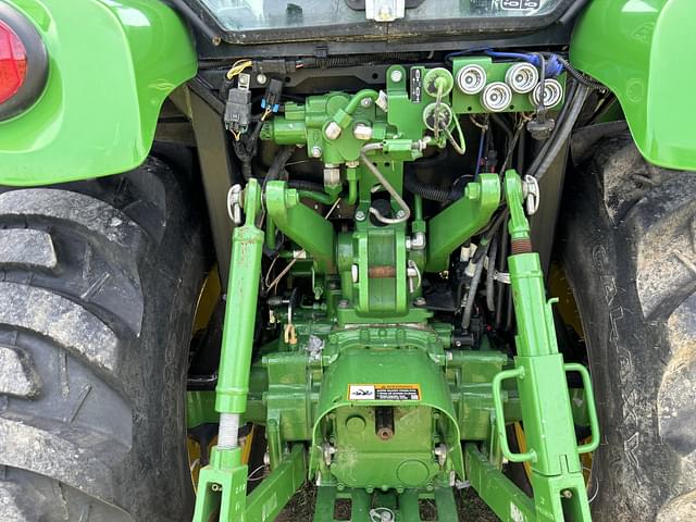 Image of John Deere 3046R equipment image 4