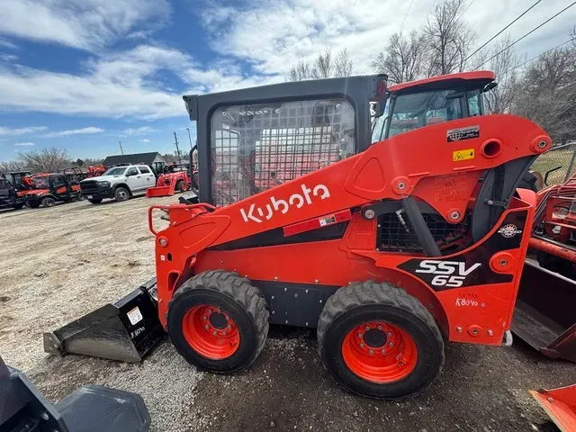 2022 Kubota SSV65 Equipment Image0