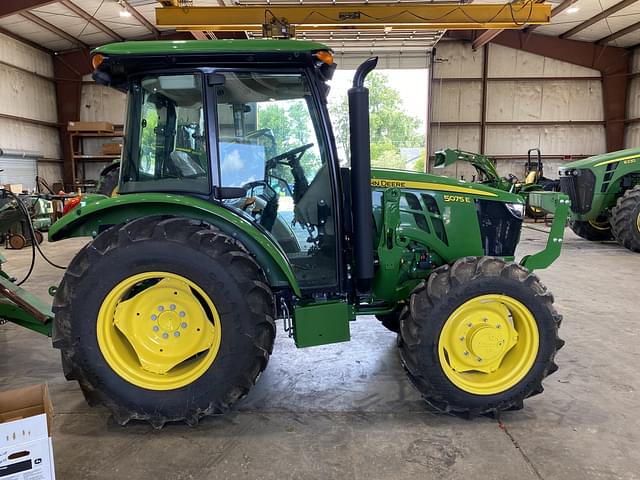 Image of John Deere 5075E equipment image 4