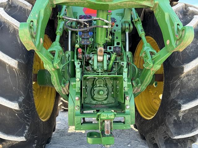 Image of John Deere 8R 230 equipment image 4