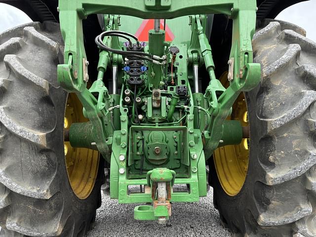 Image of John Deere 8R 230 equipment image 4