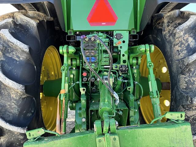 Image of John Deere 8R 230 equipment image 4