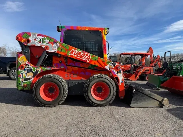 2023 Kubota SSV75PHC Equipment Image0