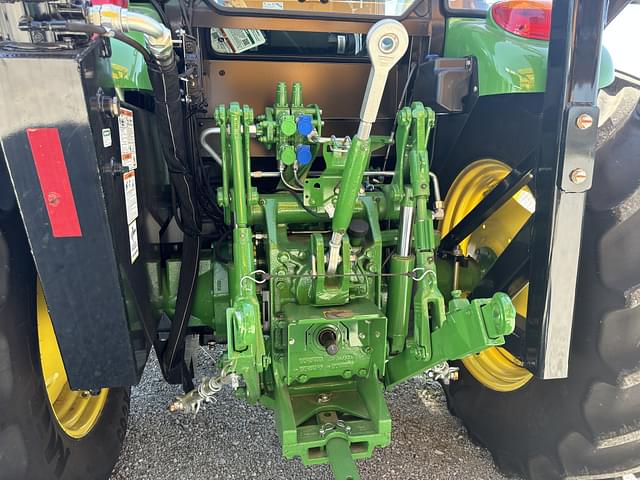 Image of John Deere 6105E equipment image 4