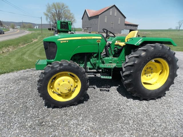 Image of John Deere 5065E equipment image 4