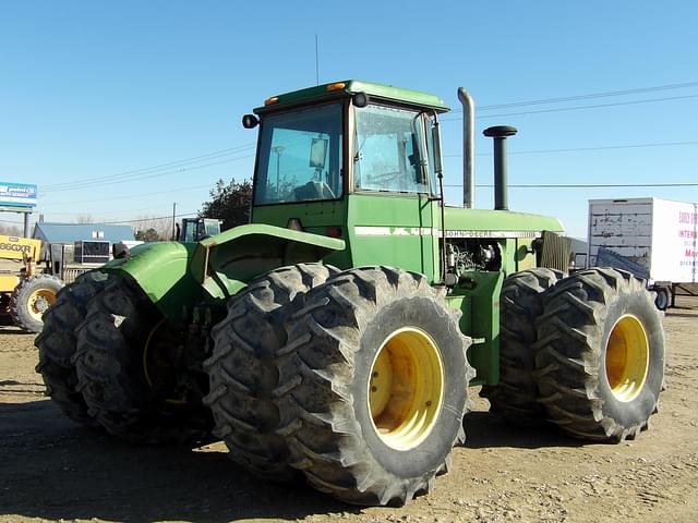 Image of John Deere 8440 equipment image 1