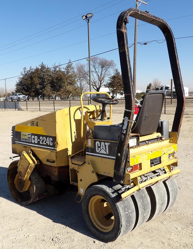 Image of Caterpillar CB224C equipment image 4