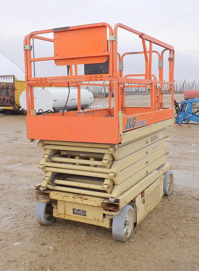 Image of JLG 3246E2 equipment image 3