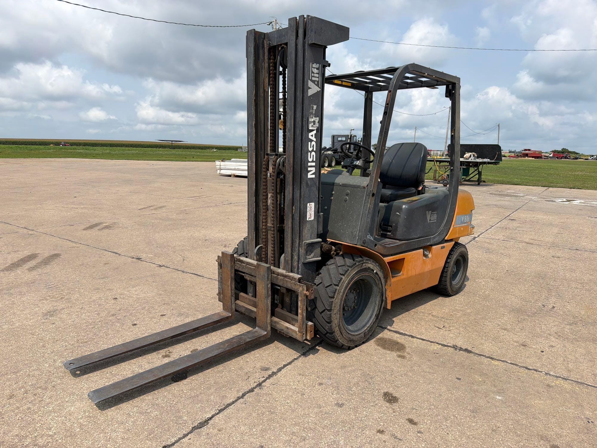 Nissan V60G Equipment Image0