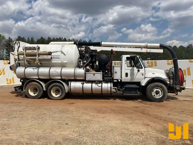 Image of International 7400 equipment image 3