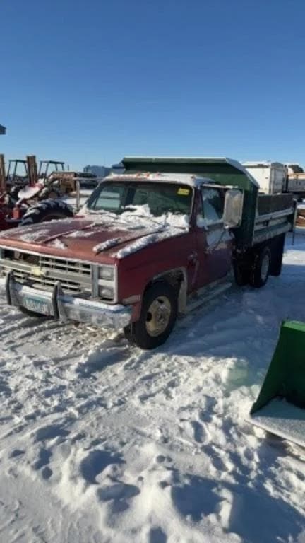 Image of Chevrolet Silverado 30 equipment image 2