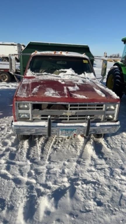 Image of Chevrolet Silverado 30 equipment image 1
