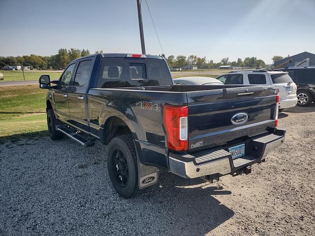 Image of Ford F-350 equipment image 3