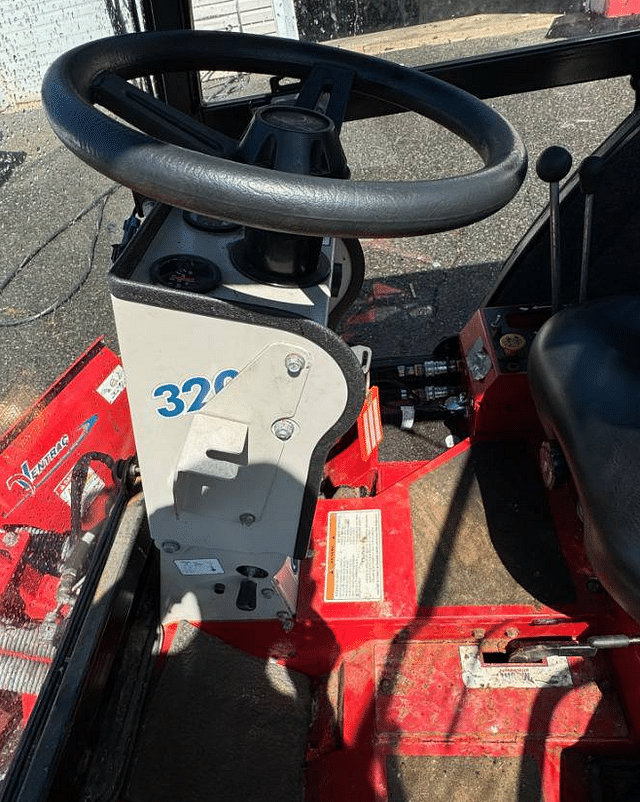 Image of Ventrac 3200 equipment image 3