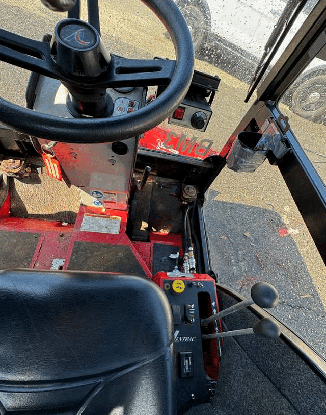 Image of Ventrac 3200 equipment image 4