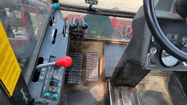 Image of Versatile 276 equipment image 1