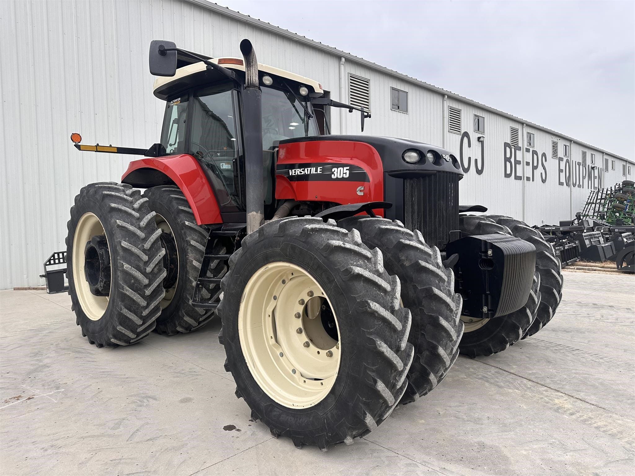 Versatile 305 Equipment Image0