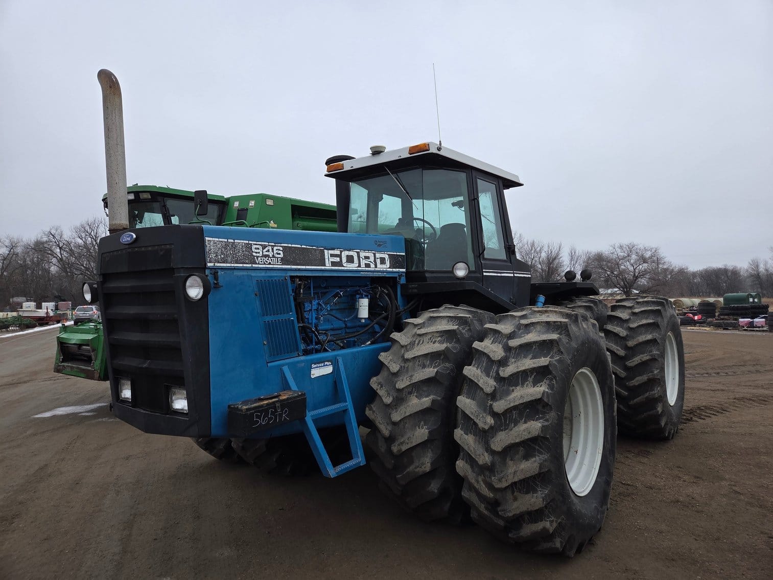 Versatile 946 Equipment Image0