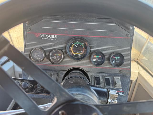 Image of Versatile 976 equipment image 2