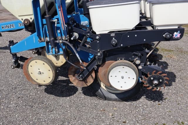 Image of Kinze 3000 equipment image 1