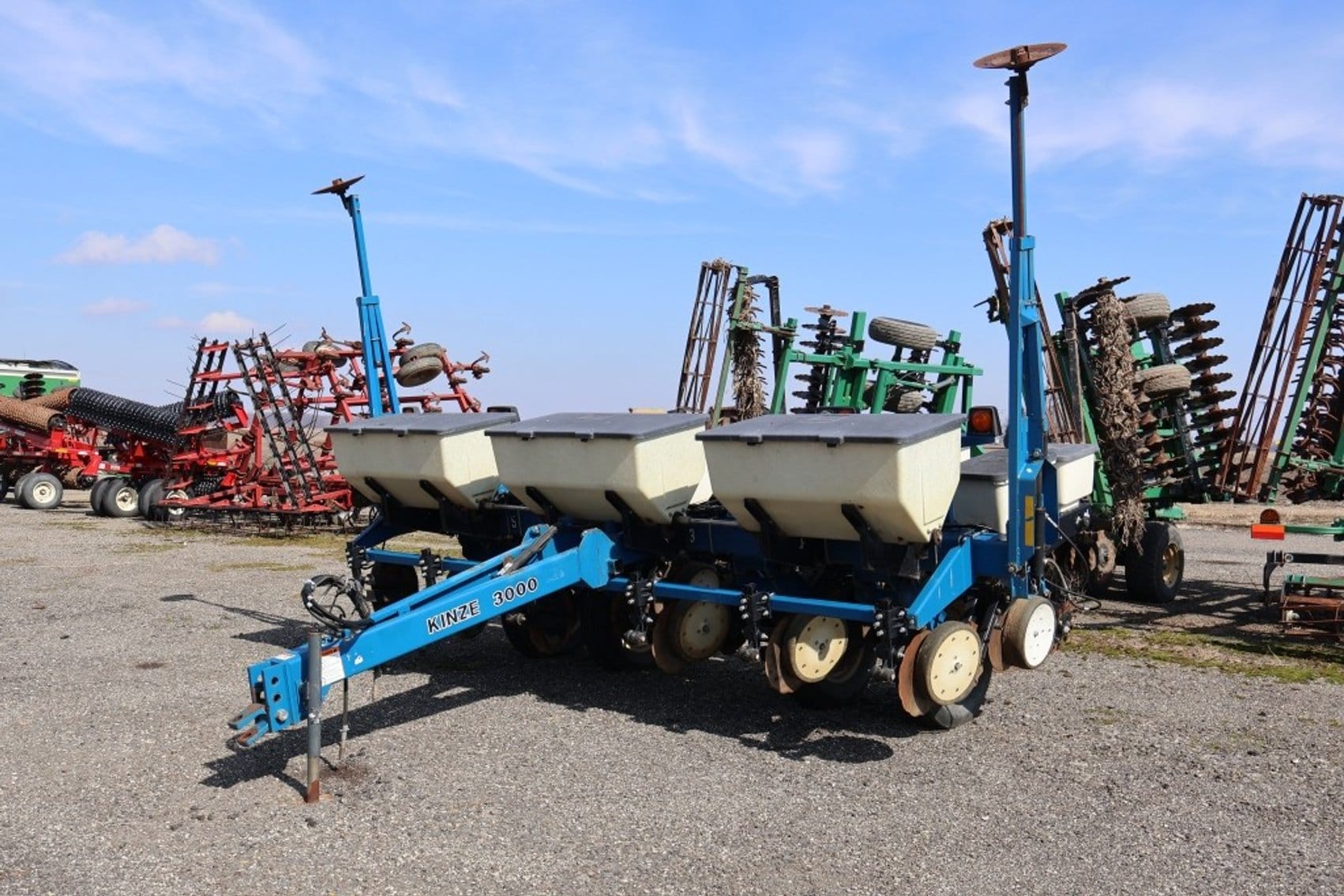 Kinze 3000 Equipment Image0