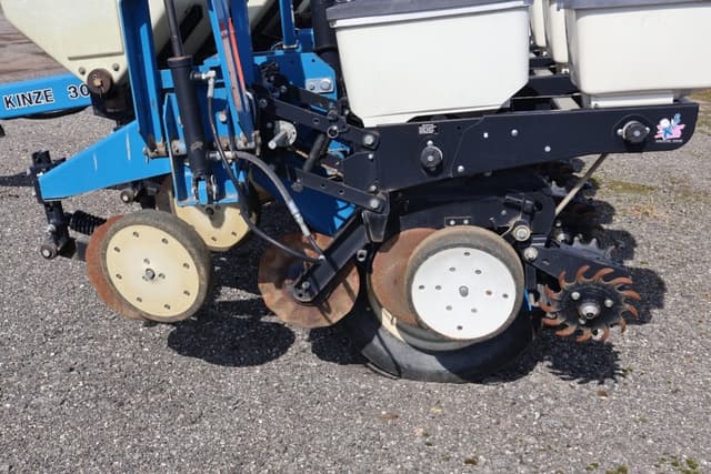 Image of Kinze 3000 equipment image 2
