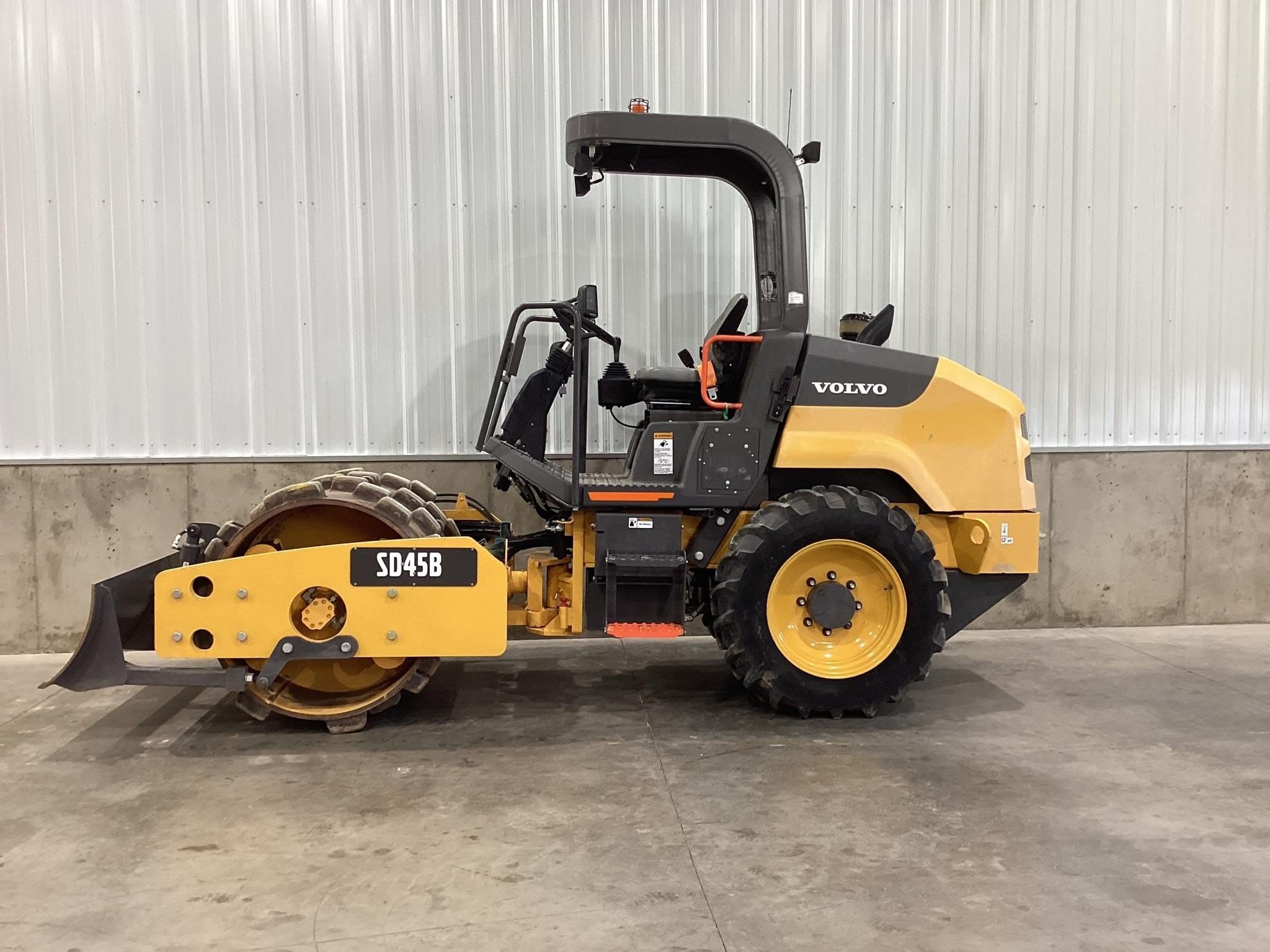 2022 Volvo SD45B Equipment Image0