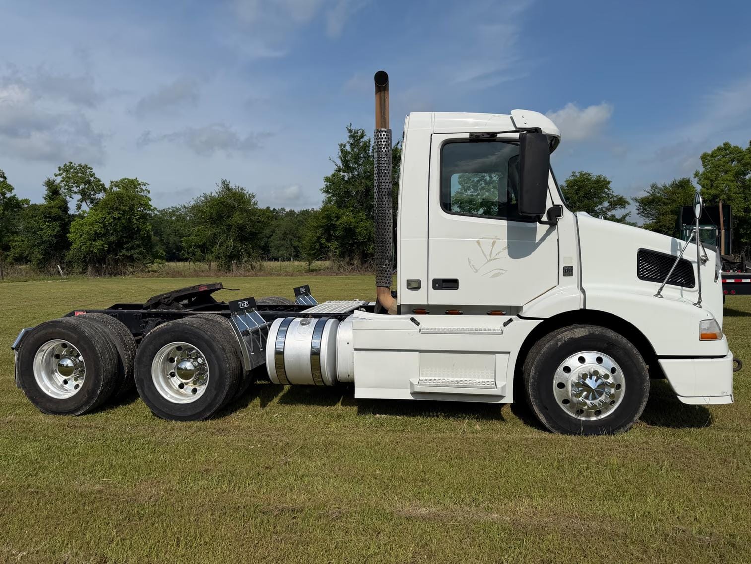 2014 Volvo VNM Equipment Image0