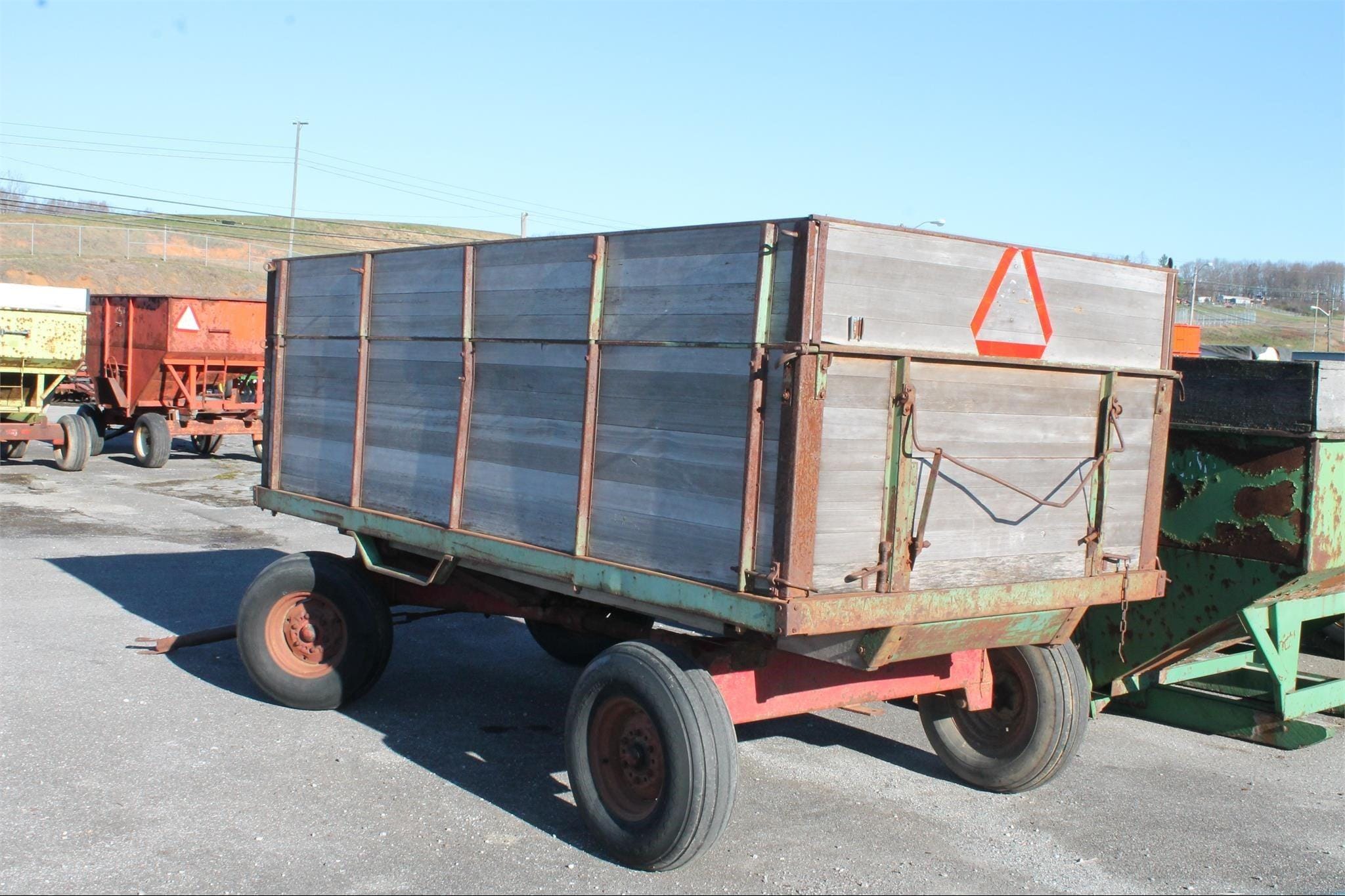 Undetermined Forage Dump Cart Equipment Image0
