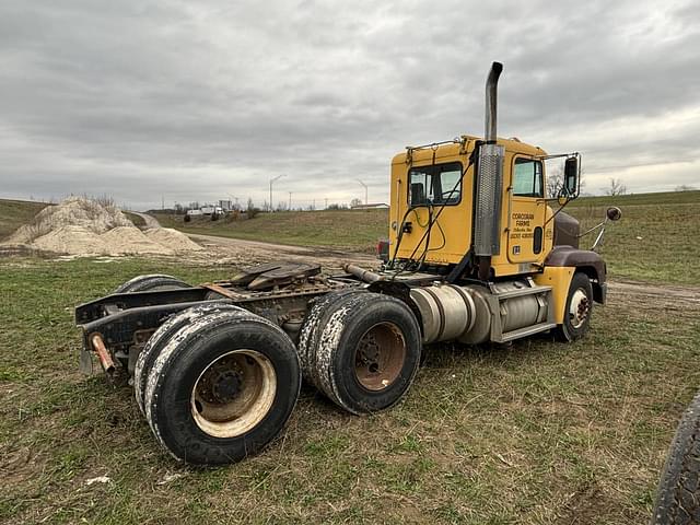 Image of Freightliner FLD120 equipment image 2