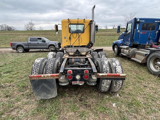 Image of Freightliner FLD120 equipment image 4