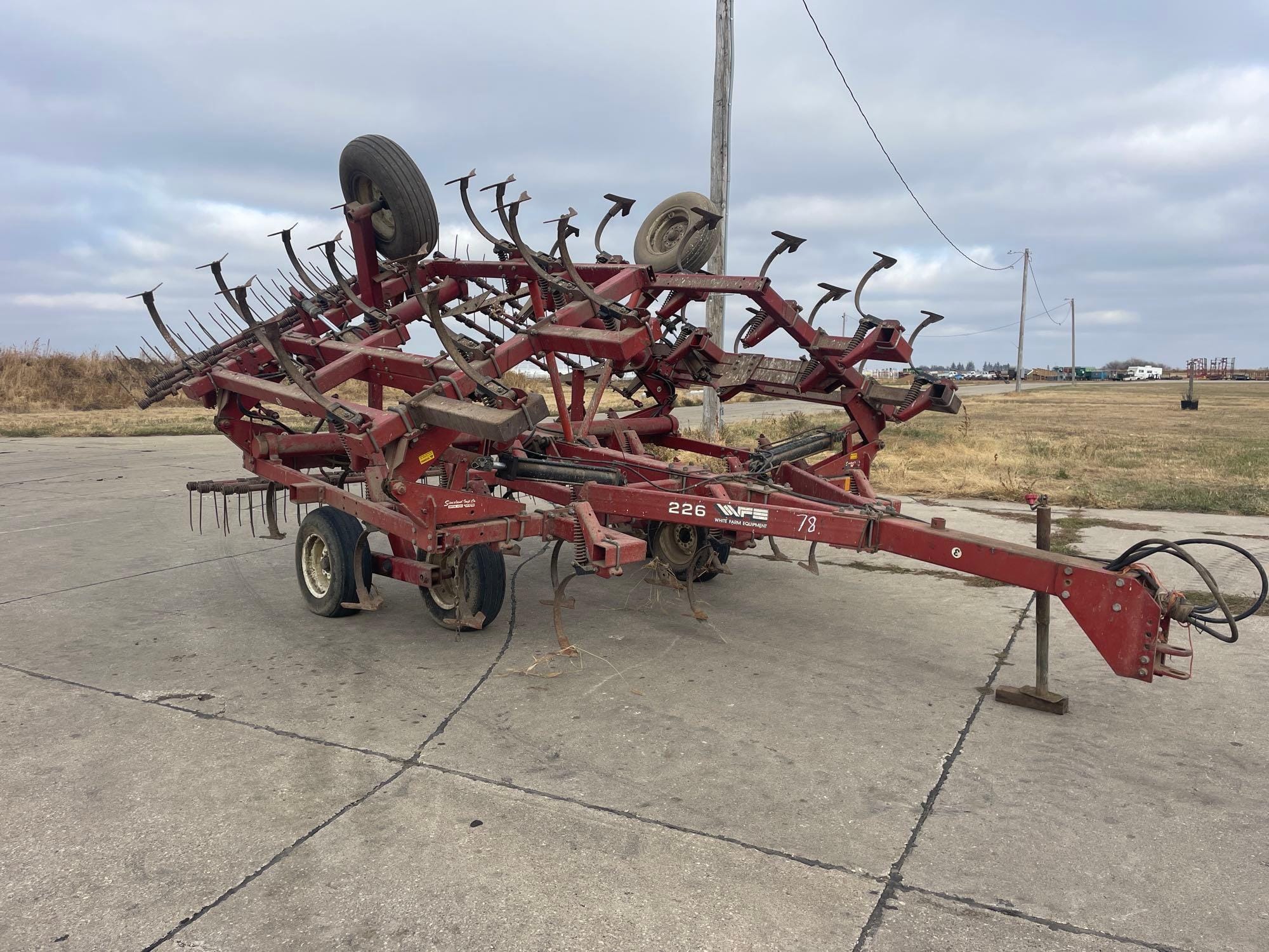 White 226 Equipment Image0