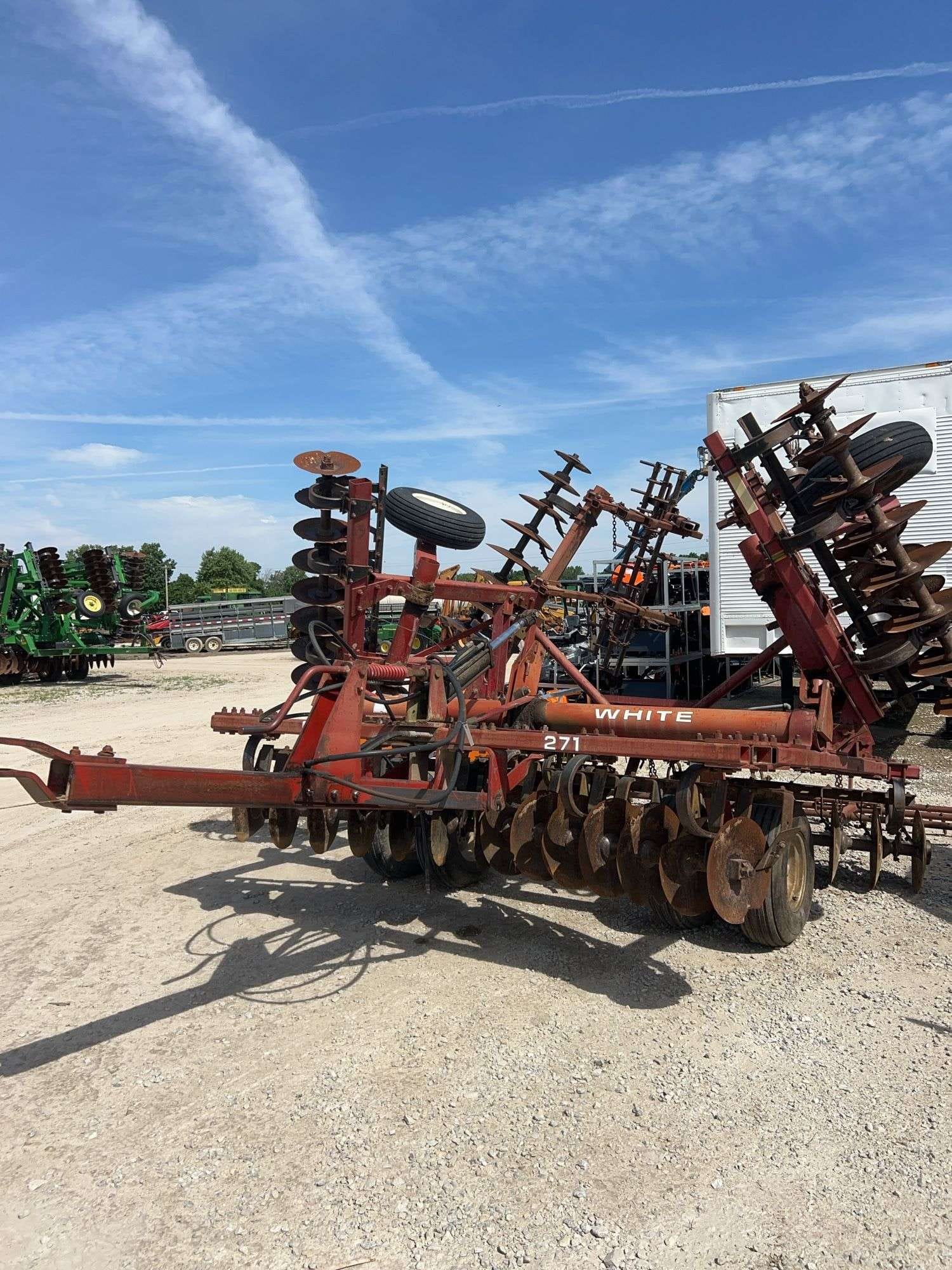 White 271 Equipment Image0