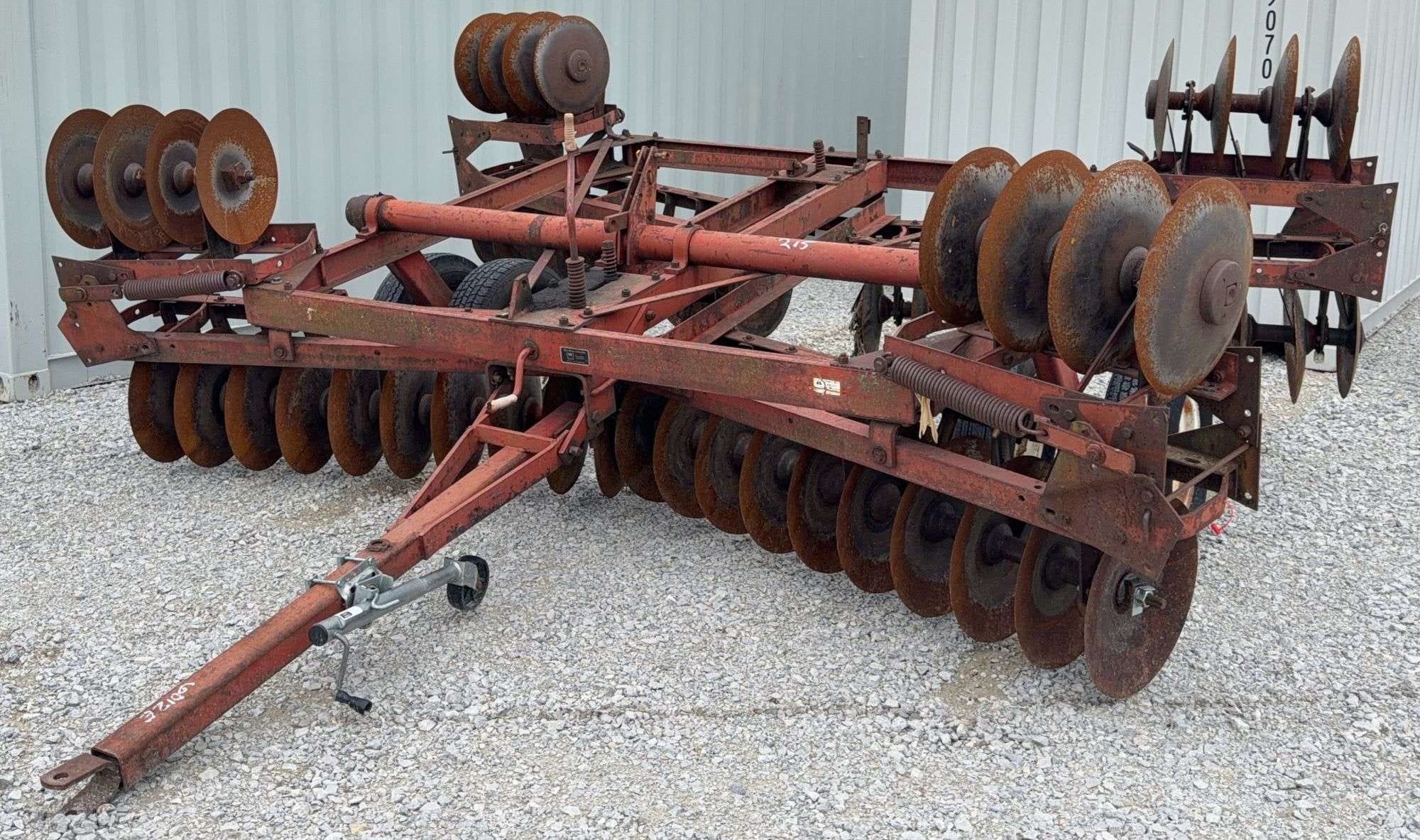 White 252 Equipment Image0