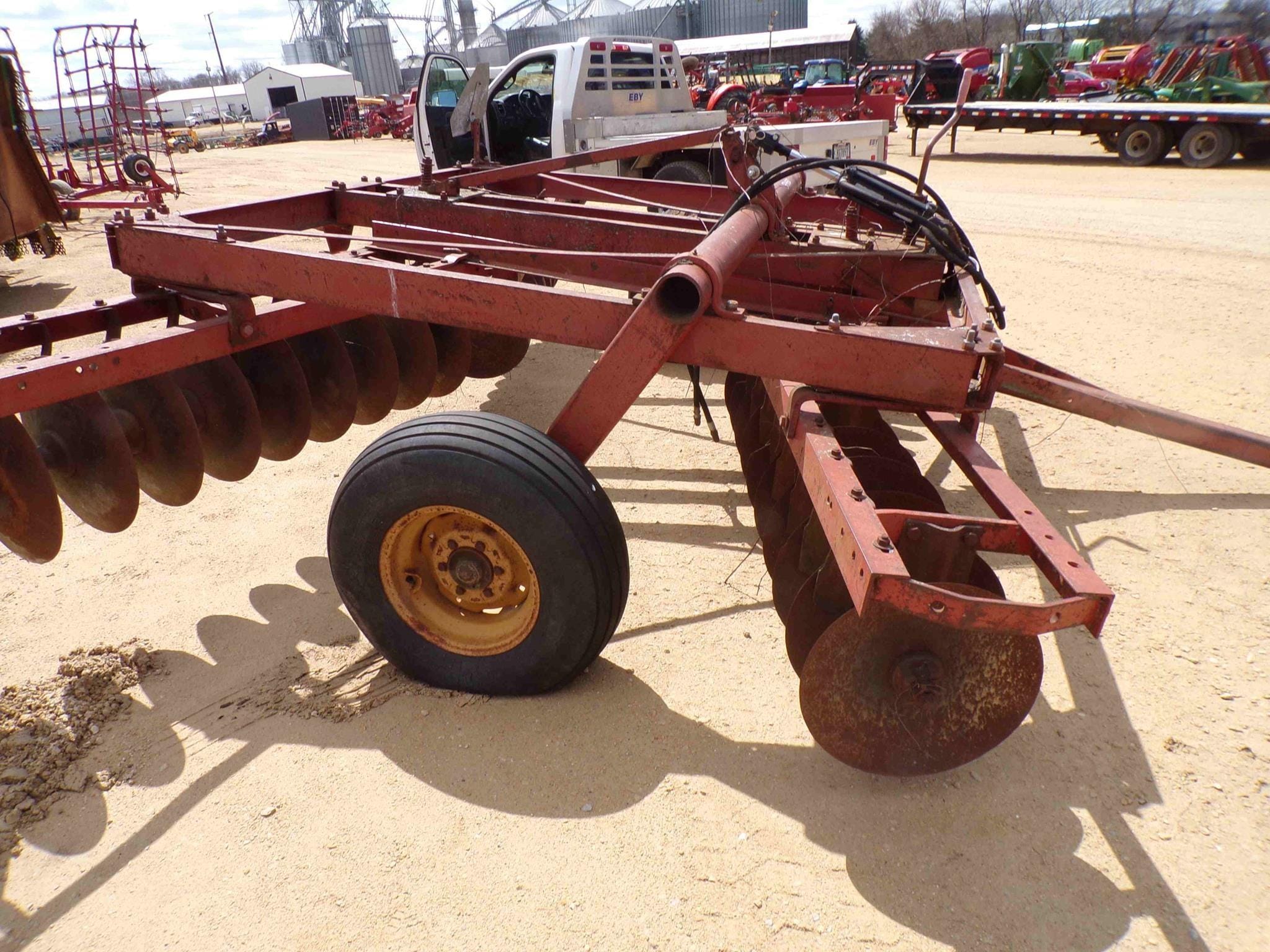 White 252 Equipment Image0