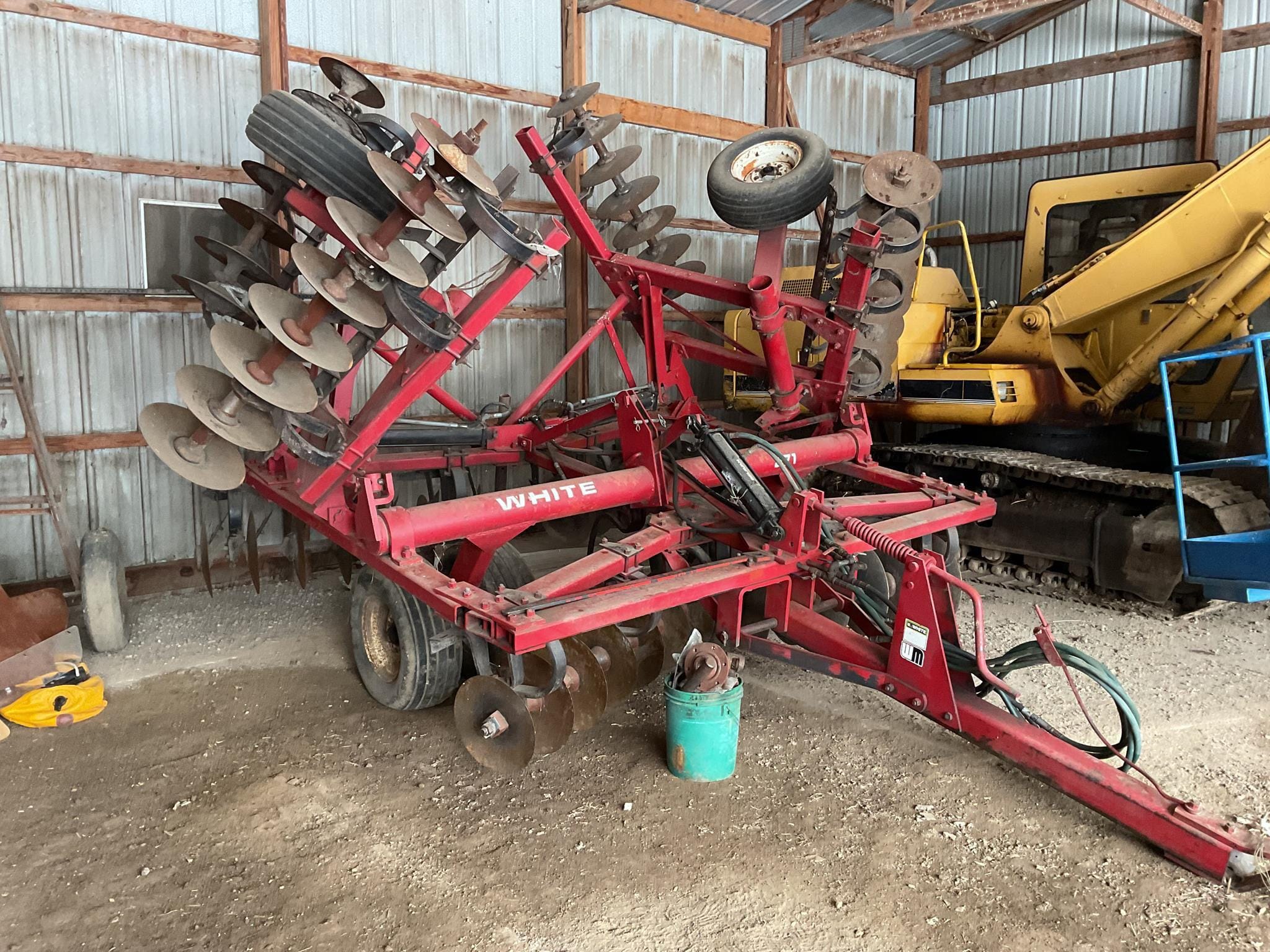 White 271 Equipment Image0