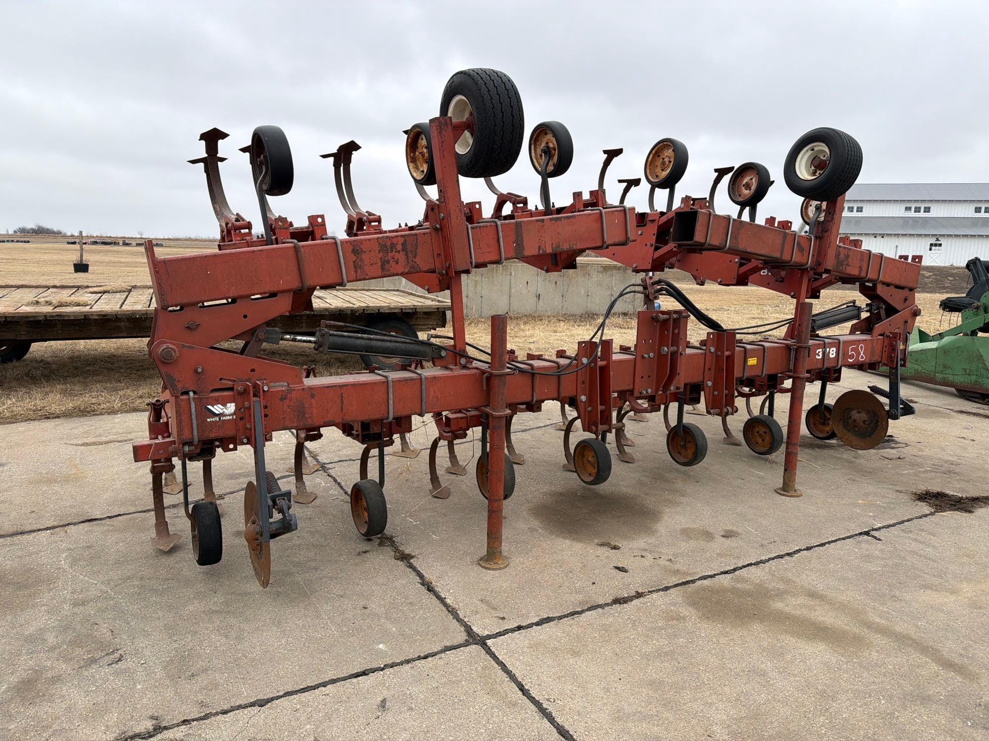 White 378 Equipment Image0