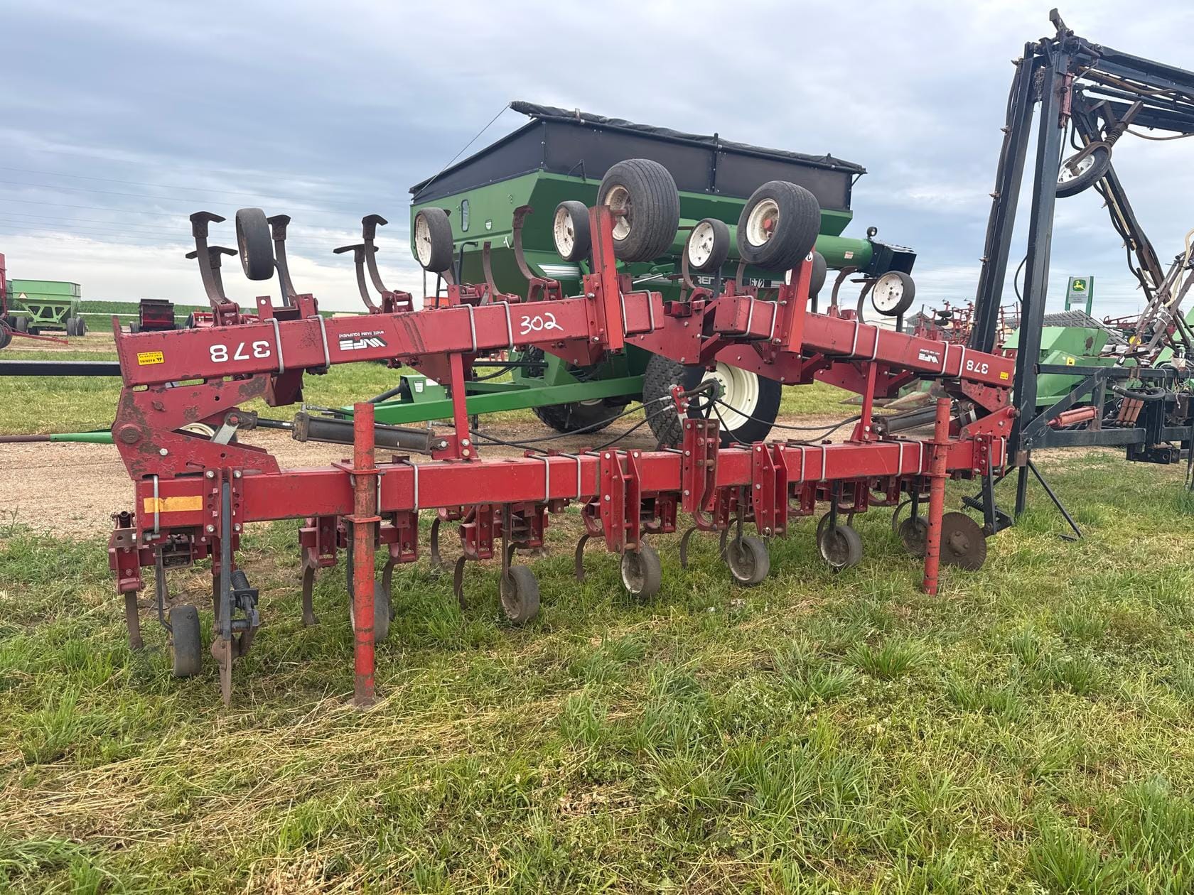 White 378 Equipment Image0