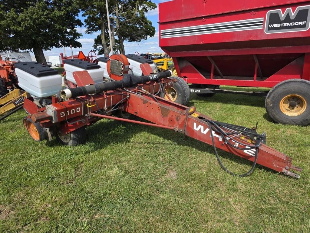 White 5100 Equipment Image0